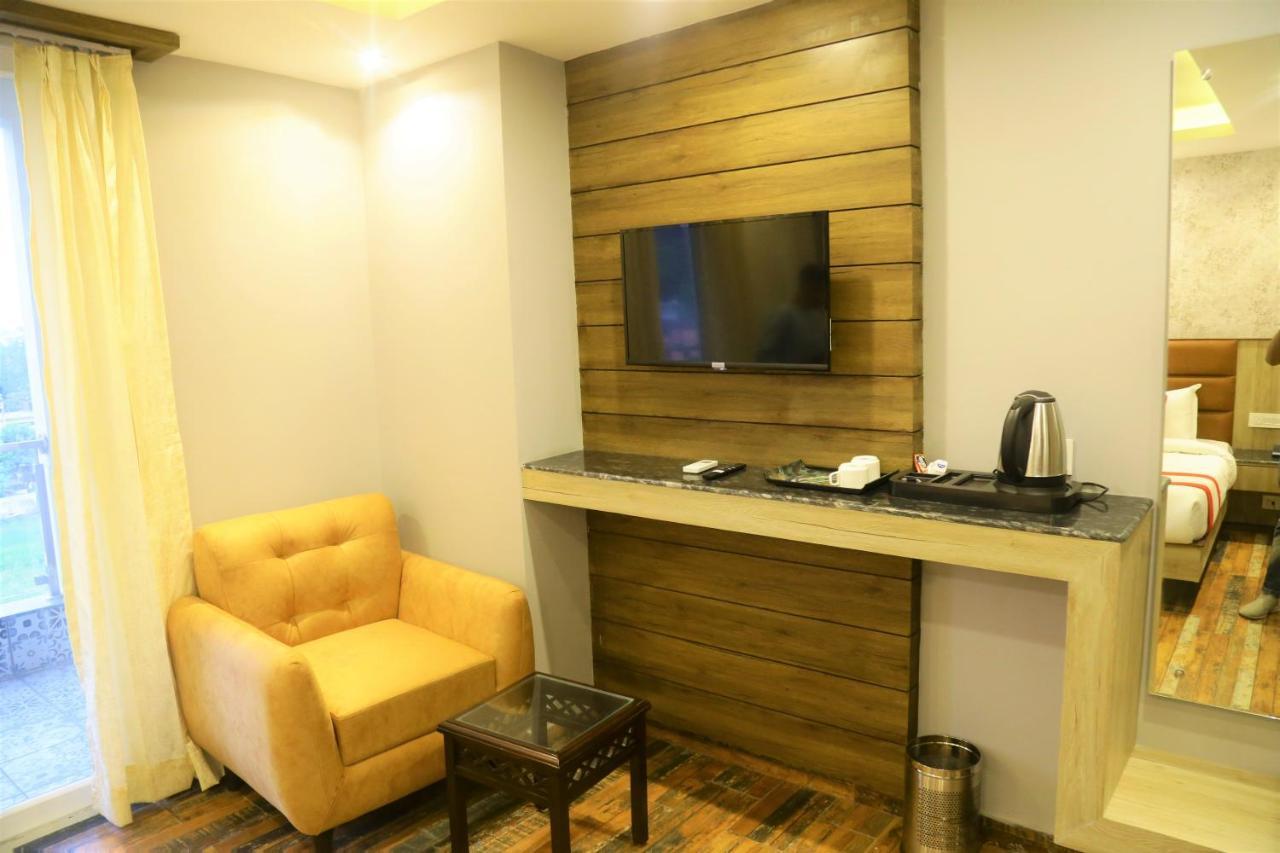 The Eleganza Hotel Jhajra Luaran gambar