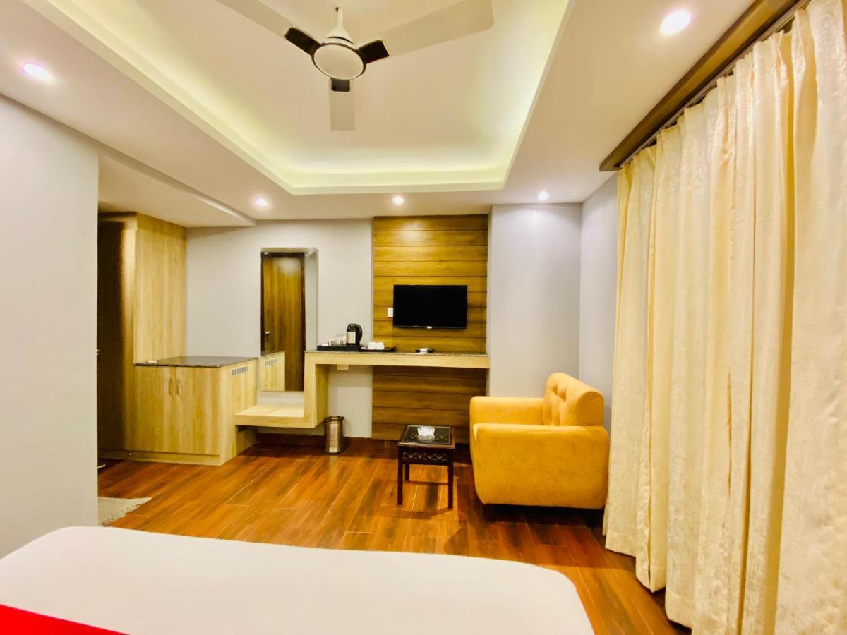 The Eleganza Hotel Jhajra Luaran gambar
