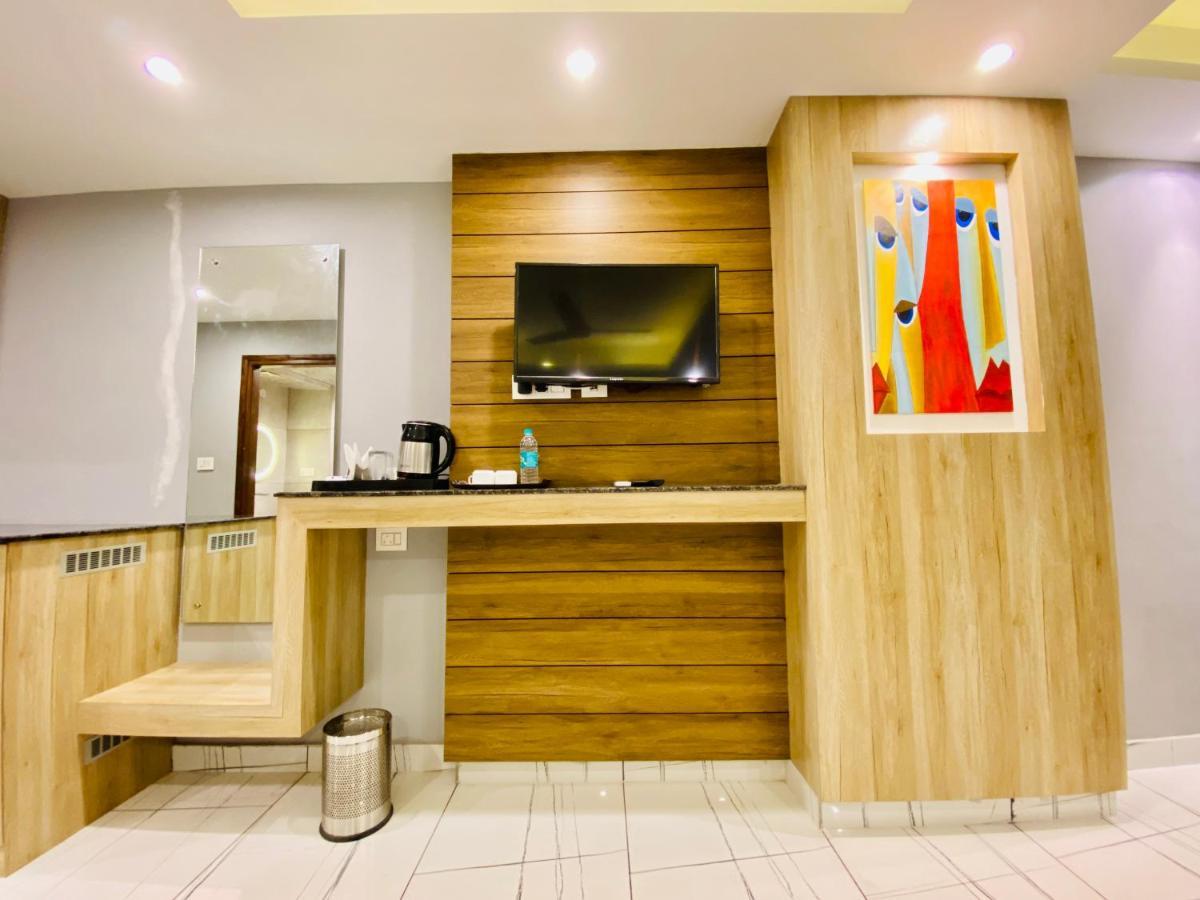The Eleganza Hotel Jhajra Luaran gambar